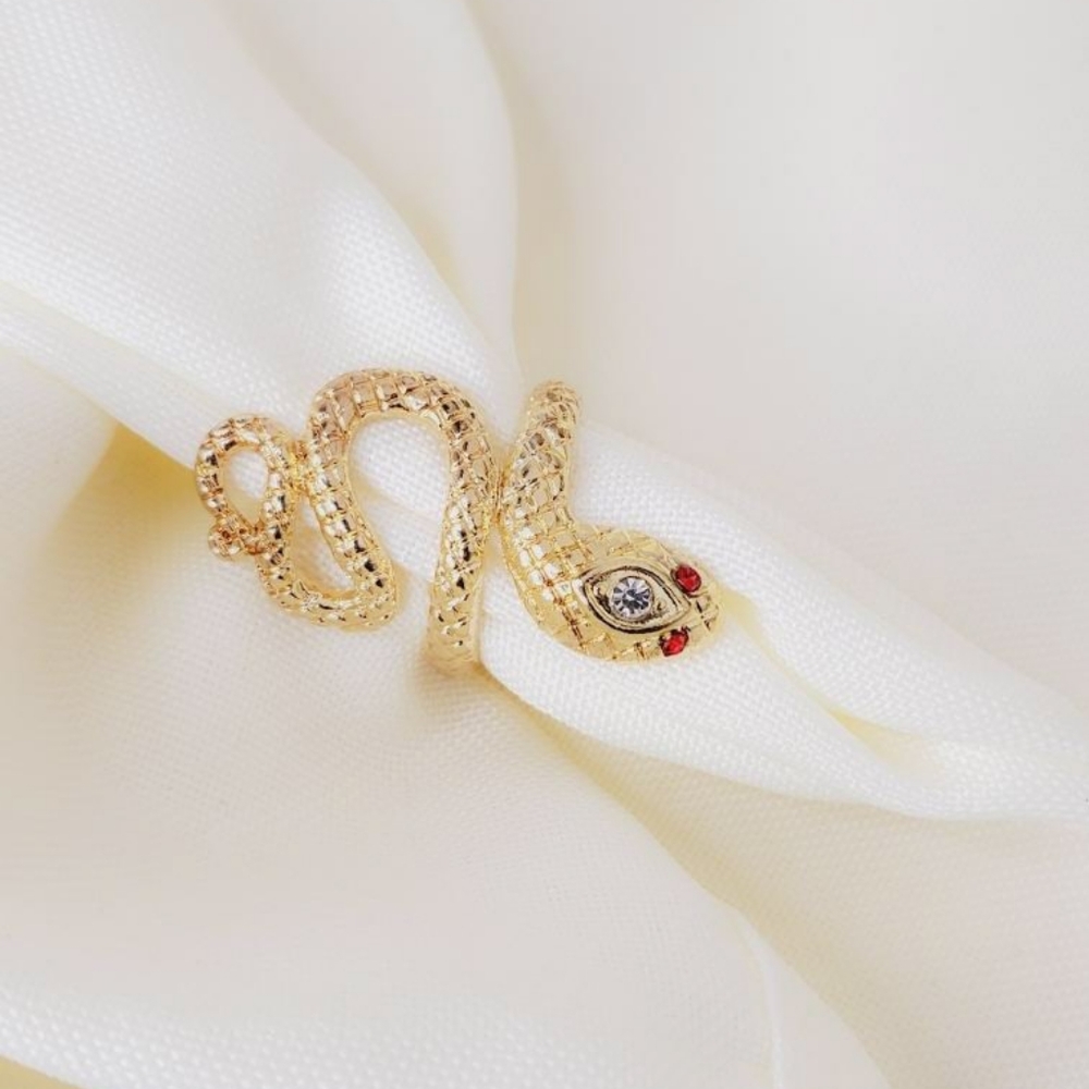 Gorgeous 😍set of 7 Snake Theme Stackable Rings